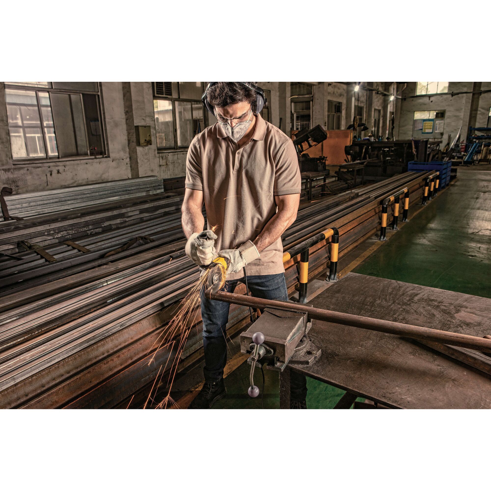 STANLEY STGS9100-IN 900W 100mm Small Angle Grinder - Image 9